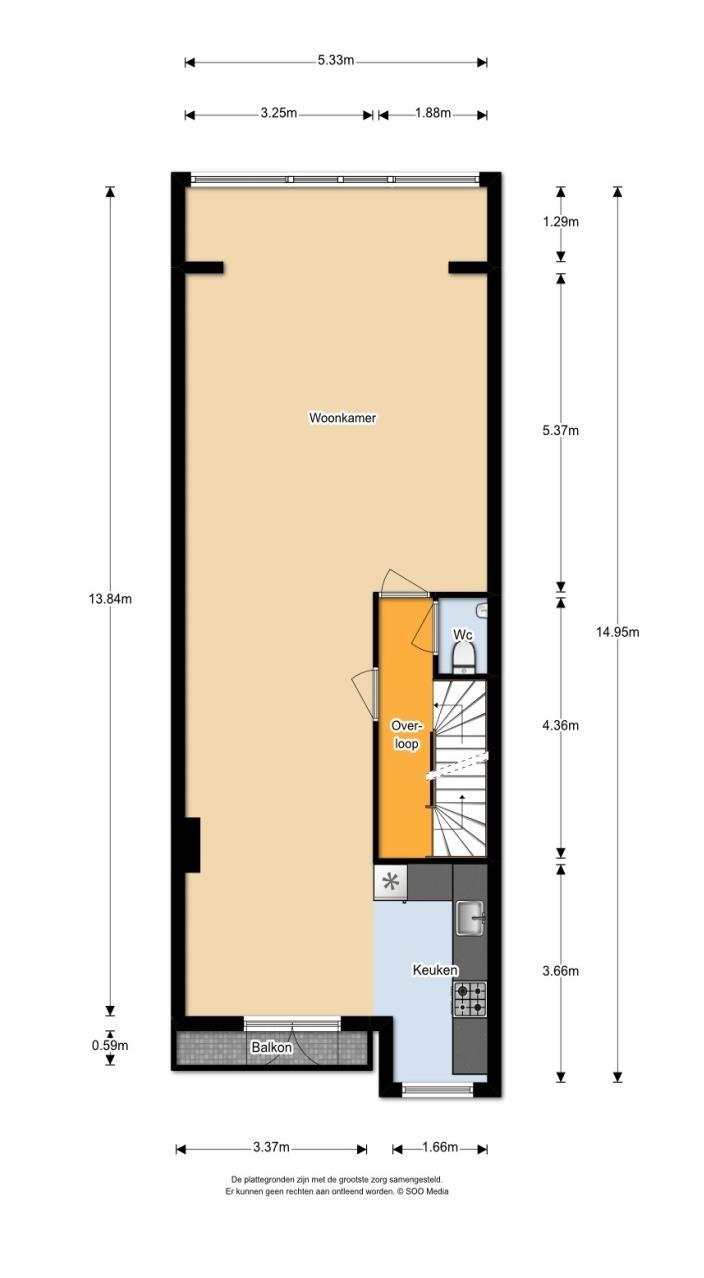 De plafonds in de woonkamer zijn rijkelijk versierd.