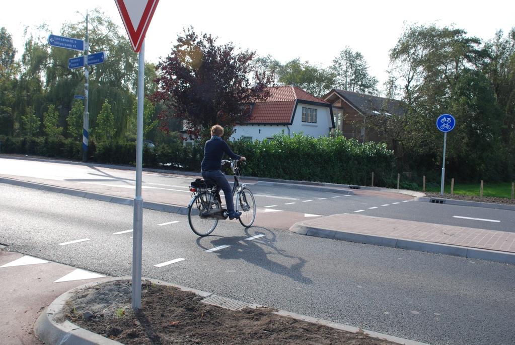 de linkerzijde van de weg.