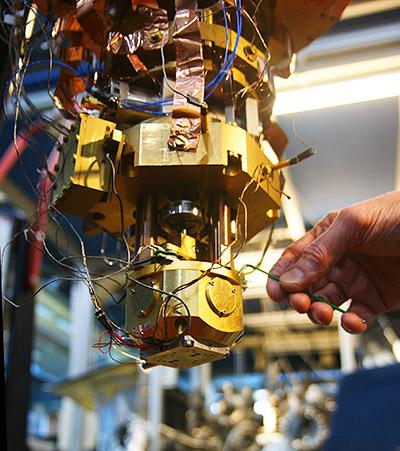 Samenvatting In het Huygens - Kamerlingh Onnes Laboratorium probeert de Oosterkamp-groep een microscoop te bouwen die plaatjes kan maken van eiwitten met atomaire precisie.