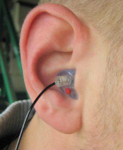 otoplastieken Er wordt vaak ten onrechte gedacht dat bij het dragen van gehoorbeschermingsmiddelen bepaalde geluiden niet meer goed gehoord kunnen worden.