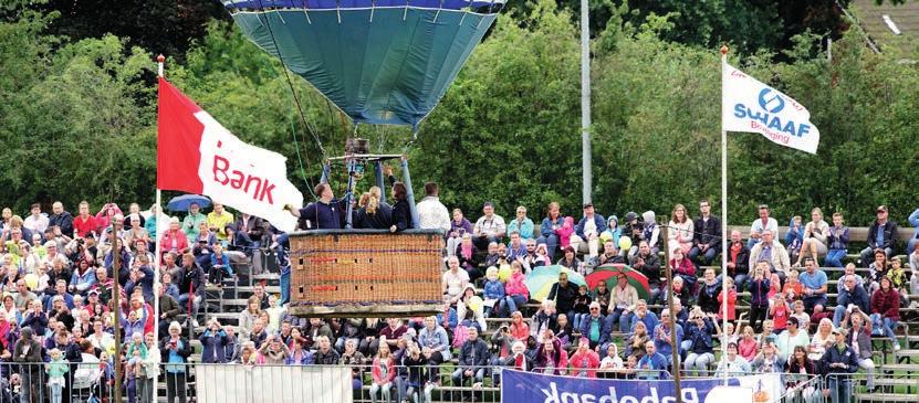 Boek dan een tafel in de VIP-tent en kijk vanaf het terras hoe de ballonnen hun weg naar het luchtruim vinden.