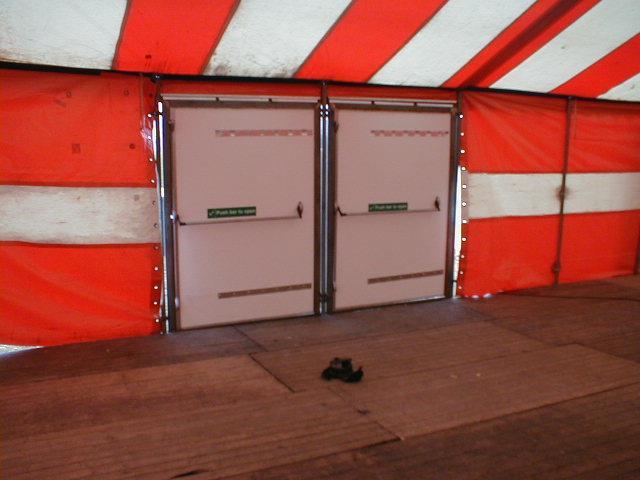 De uitgangsbreedte van tenten wordt gemeten op 1.90 meter hoogte, waarbij de breedte 90 personen per 1 meter uitgangsbreedte is indien er geen vrije uitstroom is.