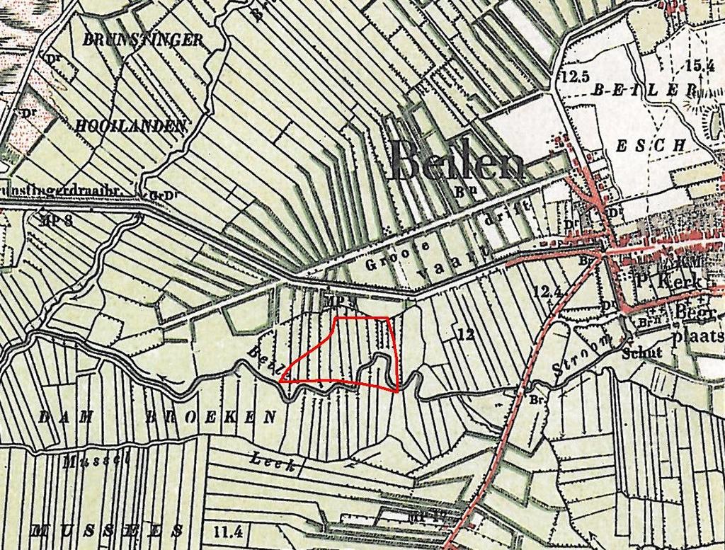 Figuur 5: Onderzoeksgebied Dambroeken op de topografische kaart uit 1903. Het onderzoeksgebied is rood omlijnd weergegeven. Het gebied bestond uit strookvormig verkaveld grasland / hooiland.