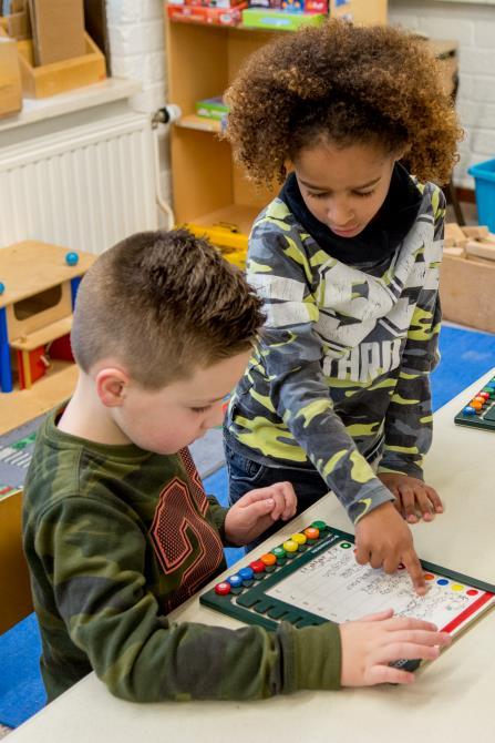 De kinderen krijgen tijdens het zelfstandig werken een opdracht van de leerkracht.