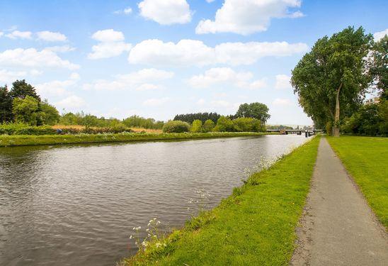 Leiden met zijn prachtige grachten en vele winkels, terrassen, restaurants en musea.