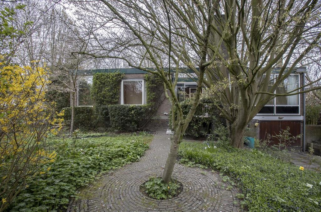 Vrijstaande bungalow gelegen op een perceel grond van ruim 800m2. Centraal in Oegstgeest ligt deze vrijstaande bungalow met garage.