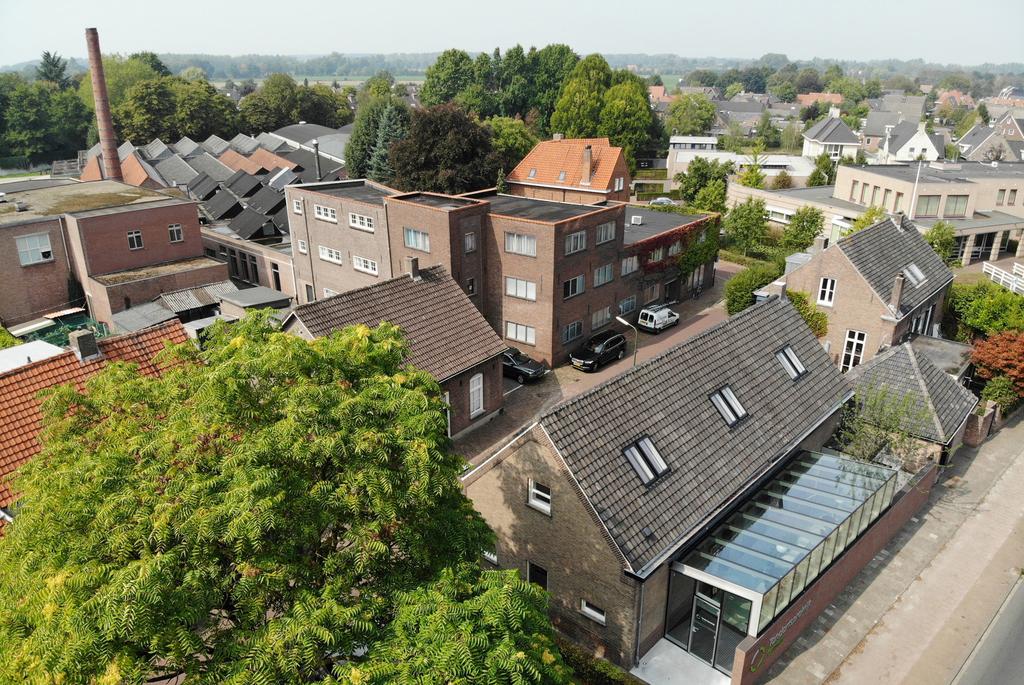 De opgave van dit project bestond uit het transformeren van een gemeentelijke monument in het Brabantse dorp Gemert naar een tandartspraktijk met vier behandelkamers.