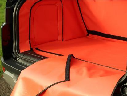 Wanneer de achterstoelen achterover geklapt zijn, bedekt de stoelflap de onbedekte delen van de achterkant van de achterstoelen en de