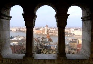 Programma Boedapest is één van de mooiste steden van Europa. Omringd door zacht glooiende heuvels, is ze een pracht van een romantische stad, mooi gelegen aan de majestueuze Donau.