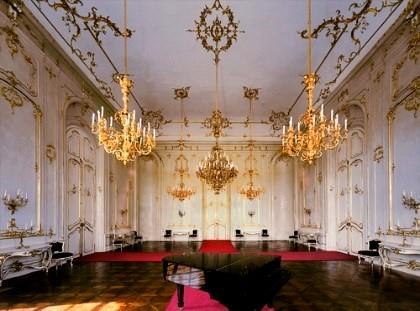Het is bekend voor z n unieke geschiedenis en architectuur. Van 1867 tot 1916 verbleef Hongarijes bekendste koningin Elisabeth of Sissy vaak in het Grassalkovich paleis.