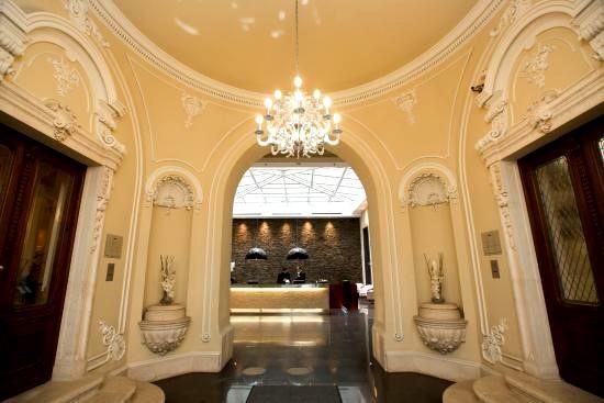 Koffie, thee en bronwater zijn gratis beschikbaar in de lobby tot 17.00 uur. Het Palazzo Zichy ligt op slechts een stratenblok van de Körút, de belangrijkste boulevard van het centrum van Boedapest.