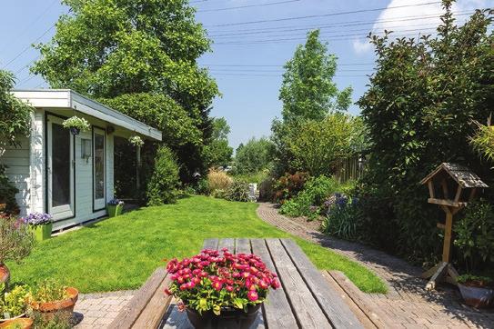 diepe achtertuin gericht is op het noorden kan men de gehele dag volop genieten van de zon aan de achterzijde grenst de tuin aan een singel de