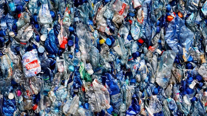 Item NOS journaal 6 maart 2016 Recyclen nu minder aantrekkelijk: vrees voor bergen plastic ZO 6 MAART, 17:00 AANGEPAST OP ZO 6 MAART, 20:09 ECONOMIE ANP GESCHREVEN DOOR Er dreigt een overvloed aan