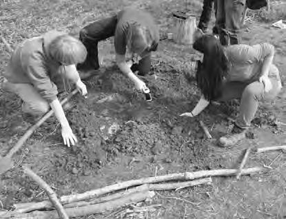 Kookstenen In de prehistorie kookten mensen water figuur 1 met behulp van kookstenen.