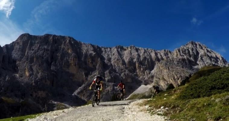 Dag 2 - Val di Fassa tour Van Alpe di Siusi naar Val di Fassa Afstand 40 50 kilometer Downhill 3300 meter Uphill 400 meter Duur 4 6 uur Op de tweede dag starten we met een korte afdaling om