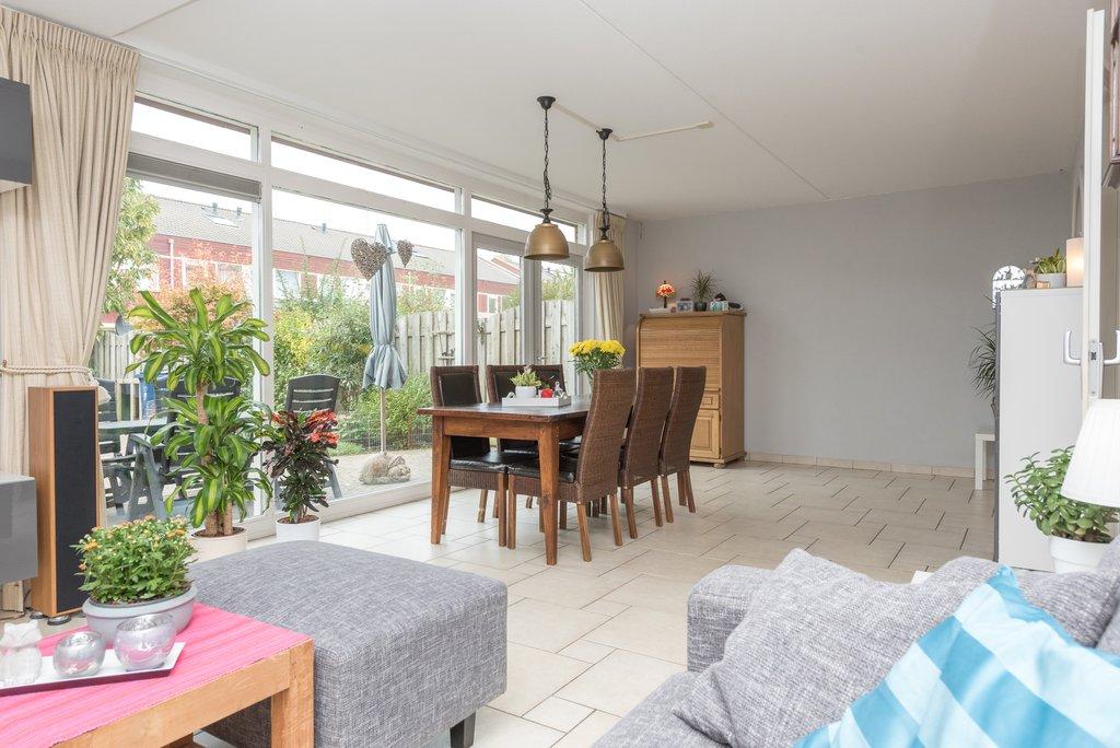 Over Kandinskystraat 27 In de wijk "Tussen de Vaarten" staat deze royale eengezinswoning met verzorgde voor- en achtertuin.