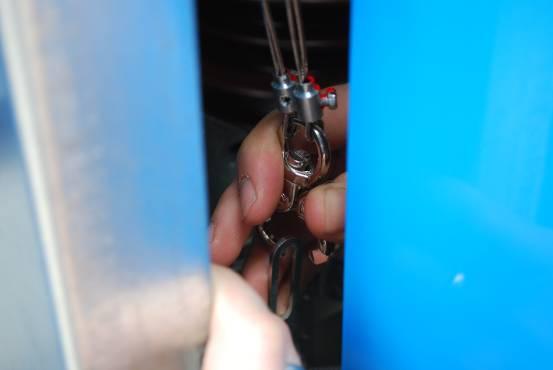 Koppel met rechterhand Musketon/haak kabels SV-25 los van Verlengstuk bedieningskabel (Foto 6).