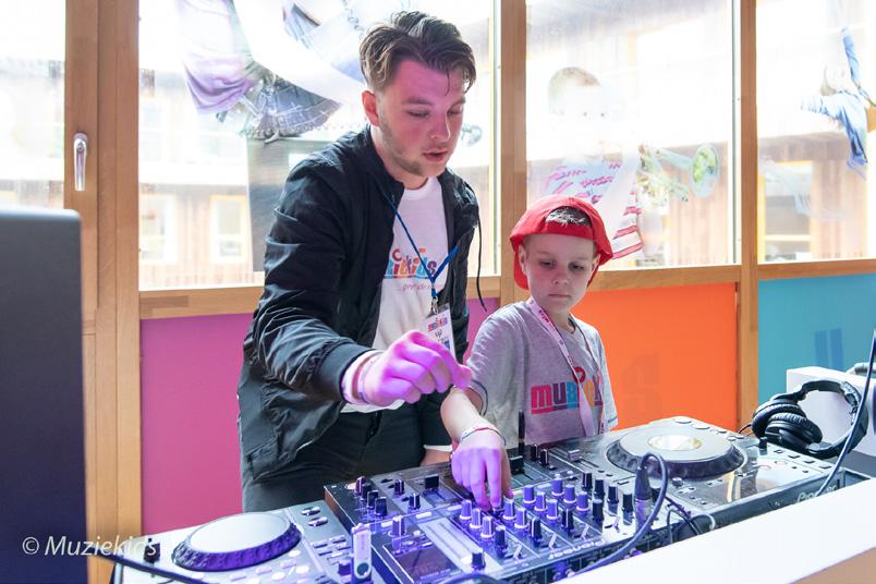 000 kinderen/ patiënten op vijf locaties in Nederland even die ontspanning en afleiding genoten door samen muziek te maken en muziek te beleven in de Muziekids Studio.