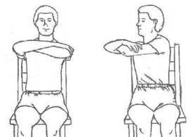 4. Ga rechtop zitten met uw armen gekruist voor uw borst op schouderhoogte. Draai naar rechts. Houd 10 seconden vast.