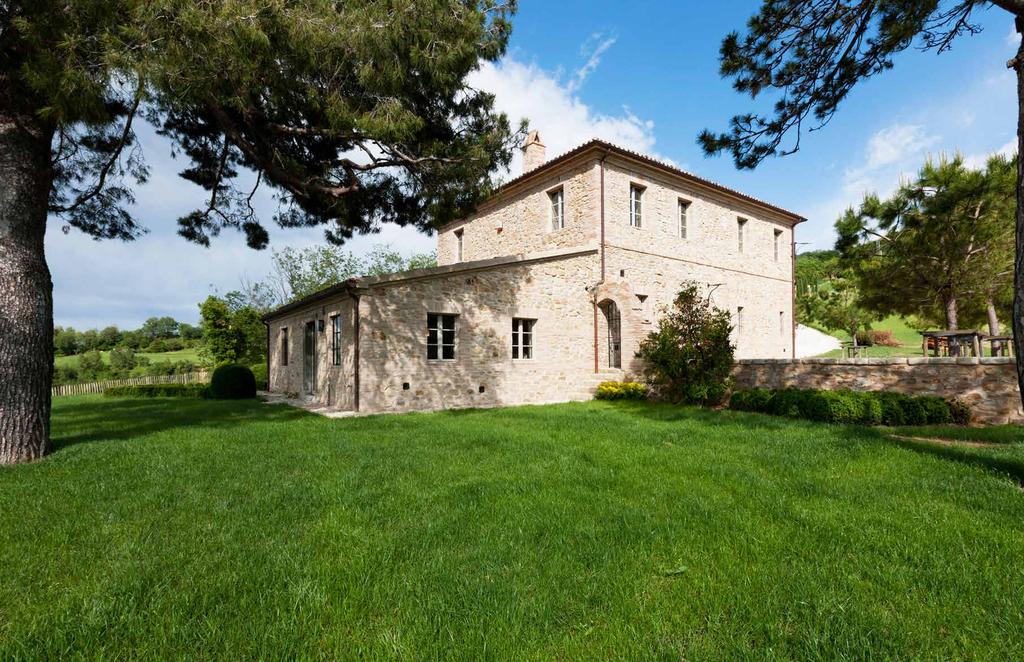 234 binnenkijken 235 Italiaanse authenticiteit Het huis staat op een groene heuveltop in Le Marche. Links bevindt zich het woongedeelte, rechts, in het lagere volume, het gastenverblijf.