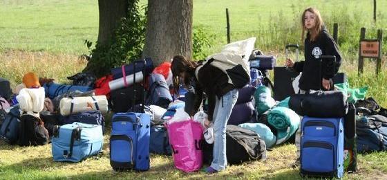 Welke bagage nemen we mee?? Meenemen van bagage is voor de welpen en de scouts relatief zij zullen de bagage namelijk op zondag 25 juli om 13.00 al inleveren op de Slek.
