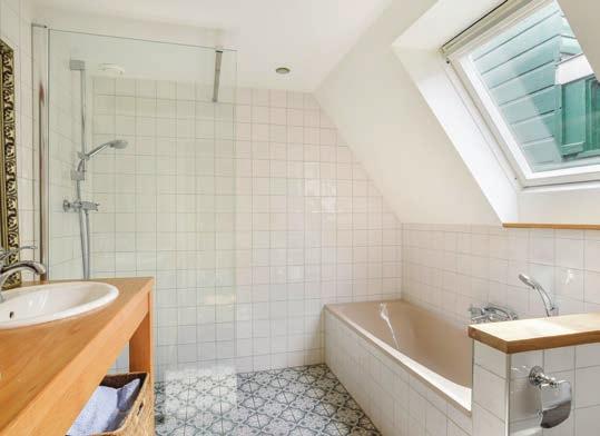 huizen van hoekstra & van eck originele bedstede nieuwe badkamer Op de eerste verdieping tref je twee grote slaapkamers, de