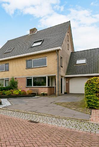 Badkamer De ruime en mooi afgewerkte badkamer beschikt over een toilet, inloopdouche met thermostaatkraan, badmeubel, mechanische ventilatie en een designradiator.