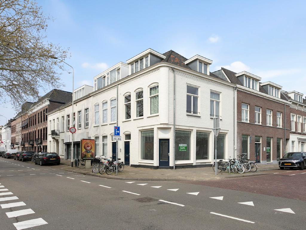 Algemeen Een zelfstandige kantoor/praktijkruimte gelegen op de hoek van de Sophiastraat en Mauritsstraat. De ruimte op de begane grond is 170 m² groot.