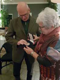 Oud-ZHG-secretaris Arie Moolenaar ontvangt de De Monté ver Loren-penning van voorzitter Flora de Vrijer op de medewerkersavond, 25 oktober 2017.