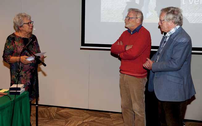 Tijdens het Historisch Café van 30 oktober 2017 spreekt Flora de Vrijer Gijs Wildeman (m) en Theo Ruijs (r) toe. FOTO FLORAN VAN POECKE I-24 Drs. Th.G.P.M.