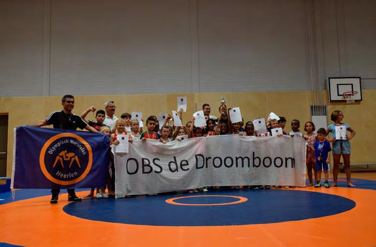 WIJKNIEUWS 13 De droom van een adelaar Op 19 juni jl. vond in de sporthal van OBS de Droomboom in Heerlen het allereerste worsteltoernooi voor scholieren plaats.