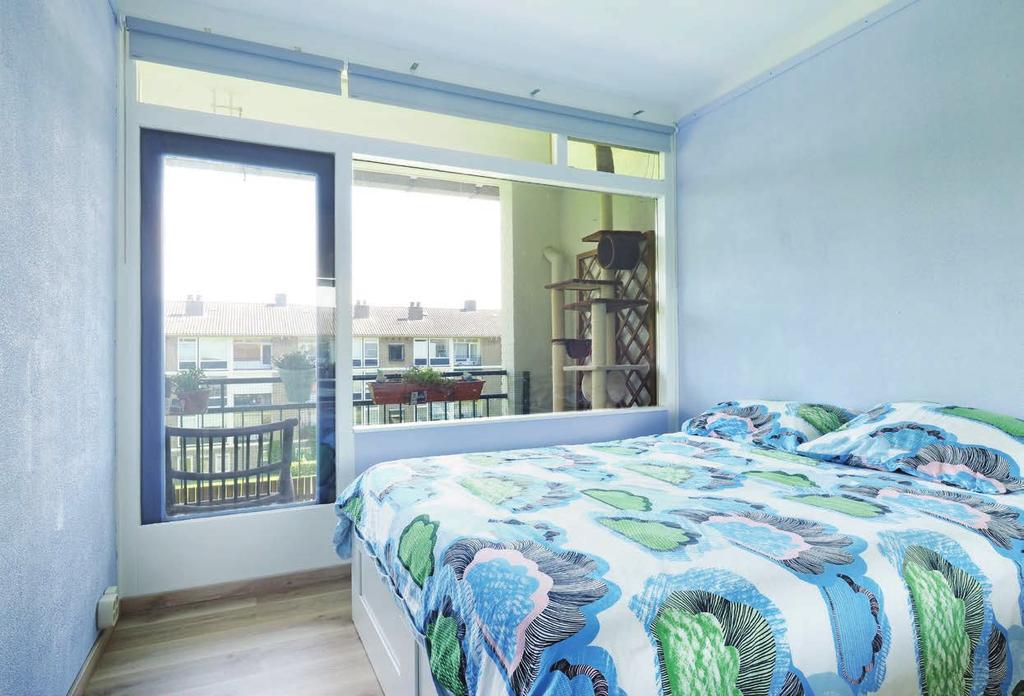 De master bedroom beschikt over voldoende ruimte voor een tweepersoonsbed en een kledingkast.