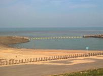 De andere drie kokers zorgen ervoor dat het water vanuit de Westerschelde met eb en vloed het natuurgebied in- en uitstroomt.