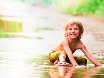 Terwijl de kinderen spelen en kliederen met zand, water, slik en schelpen, genieten de volwassenen op een bankje in de zon.