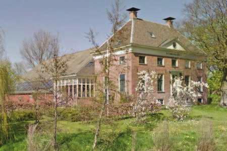 Beeldbepalend gelegen aan dorpshaventje. Boerderij van het Oldambtster type uit 1872.