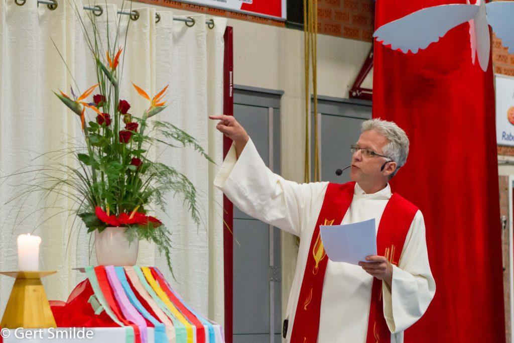 Redactie Colofon Wim van der Wel Jan Bakker 4 e jaargang nummer 23 juni 2016 Bij de foto: Het liturgisch bloemstuk van de pinksterdienst.