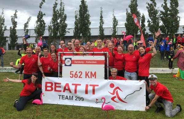 groep uit Veldhoven. Paul Bekers en zijn zoon Luc zochten voor deze tocht nog een chauffeur.