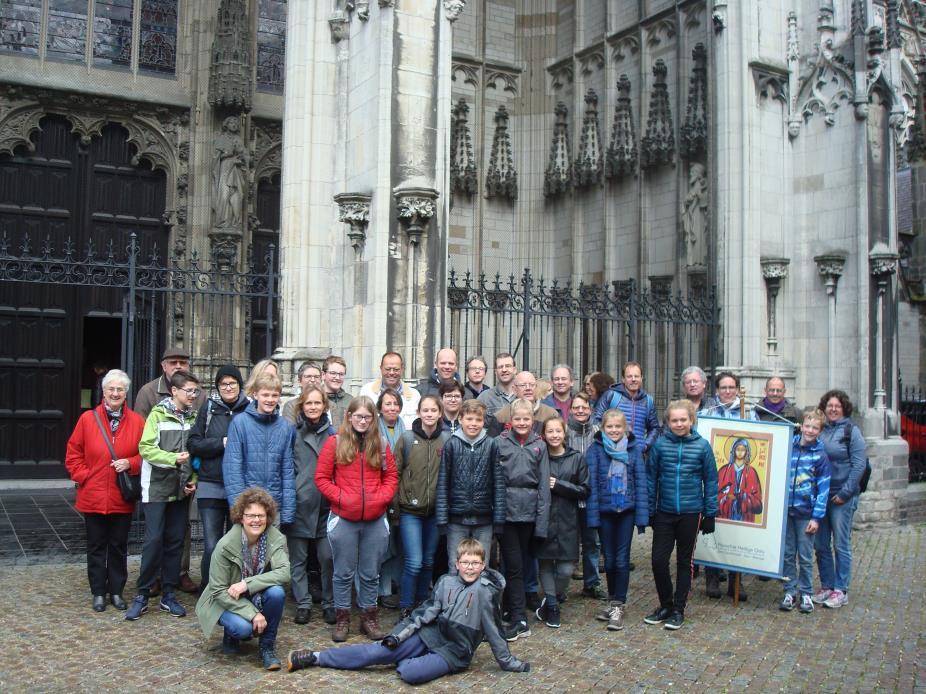 Een kleine bedevaart: Lopend naar Maria in Den Bosch Vraag het maar eens aan je vader, moeder, opa of oma: al heel lang lopen mensen uit heel Brabant in de meimaand, de maand die speciaal is