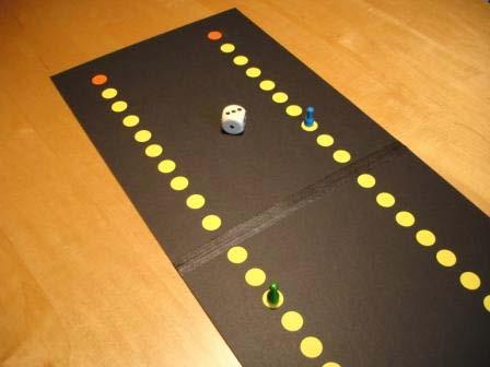 69. De racebaan (<6) Activiteit In deze activiteit wordt het kind voor de taak gesteld om te bedenken hoe een eenvoudig bordspel gespeeld moet worden. Het spelbord bevat twee rijen van 20 stippen.