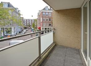 Hoewel het adres Van Noordtstraat 30 is, ligt de ingang eigenlijk op het hoekje van de Spaarndammerstraat en heeft de woonkamer met het aangrenzende balkon uitzicht op deze levendige straat, het hart