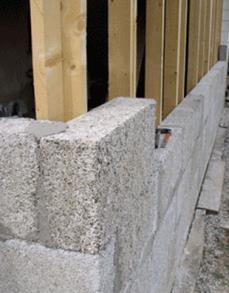 Figuur 10: Kalkhennepblok (Chanvribloc, 2010) en toepassing tradical hempcrete rond een houten frame (Better than zero carbon building, 2007) De belangrijkste voordelen van dit materiaal zijn (Lhoist