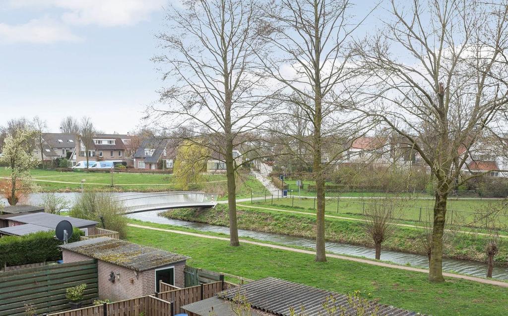 Omgeving Deze tussenwoning heeft een ideale ligging in de wijk "De Overlaet, een zeer kindvriendelijke woonwijk met twee basisscholen, diverse speelvelden en een dierenpark om de hoek.