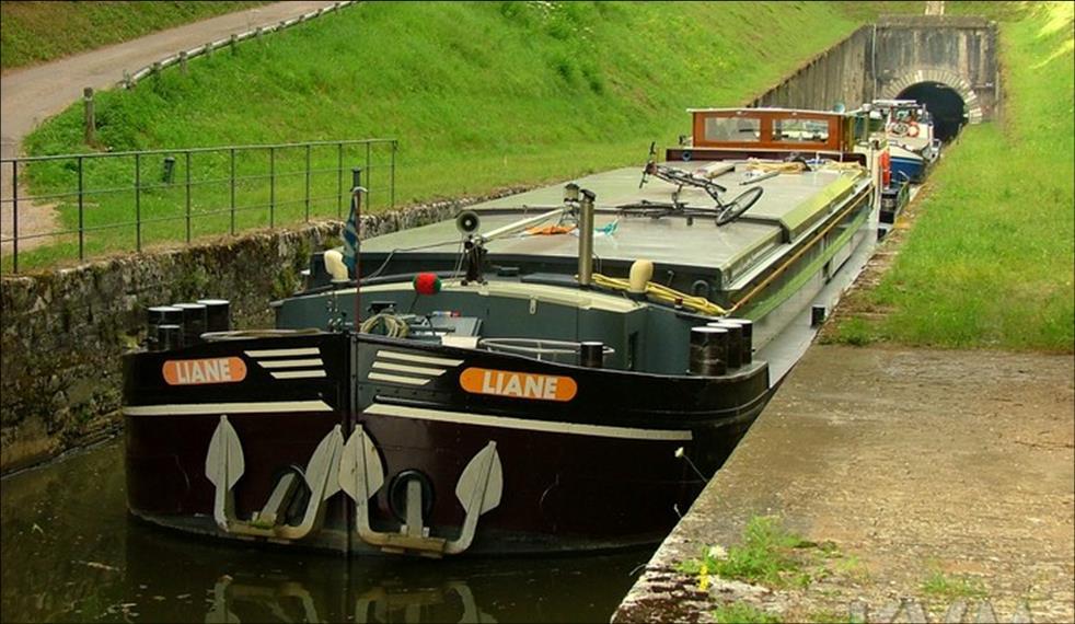 IN DE VAART Schipper eigenaar Frans Rennings: De Liane zit hoofdzakelijk in de kanaalvaart dus lage belasting.