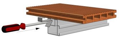De aluminium liggers kunnen door middel van de multi-hoek bevestigd worden aan (hard)houten constructies of piketpalen.