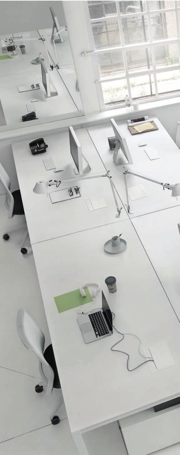 COMPACT. EEN LEEG BUREAU BIEDT RUIMTE VOOR CREATIVITEIT. Simon 400 is ontworpen met één doel voor ogen: het bureaublad een volledig lege plek maken die creativiteit bevordert.