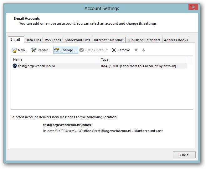 Stap1 Ga in Outlook linskboven in de menubalk naar "File" (Bestand) en vervolgens "Account Settings" (Accountinstellingen).