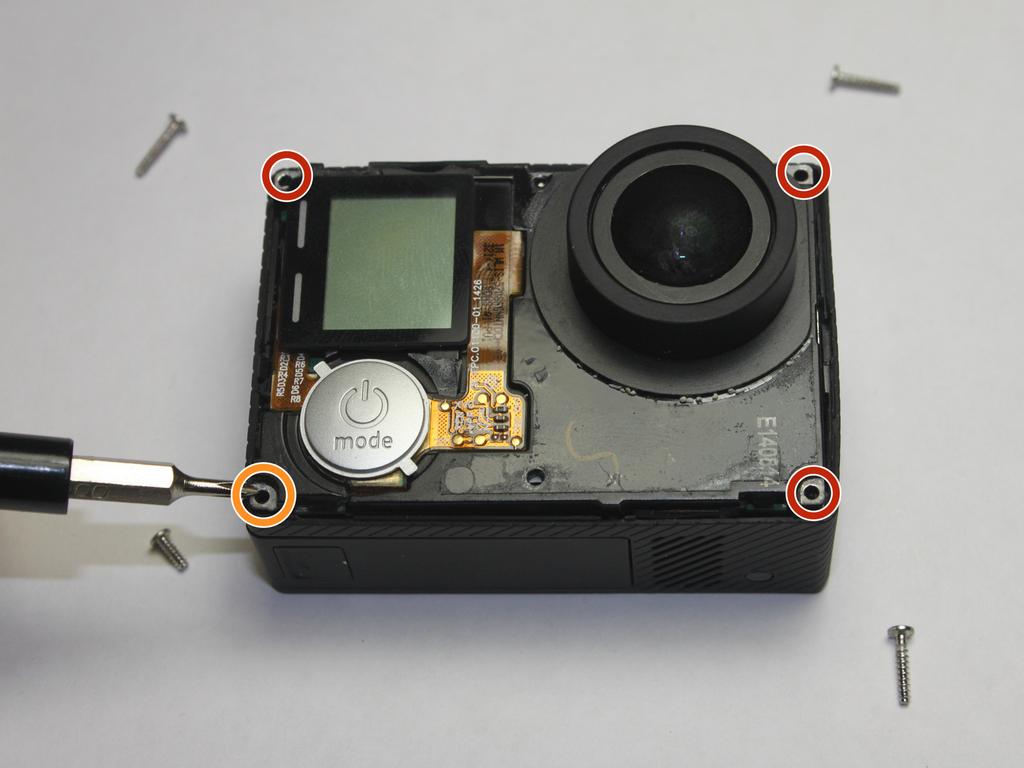 Stap 2 Beeldsensor Verwijder de drie 8 mm Phillips # 000 schroeven aan elke hoek van de camera.