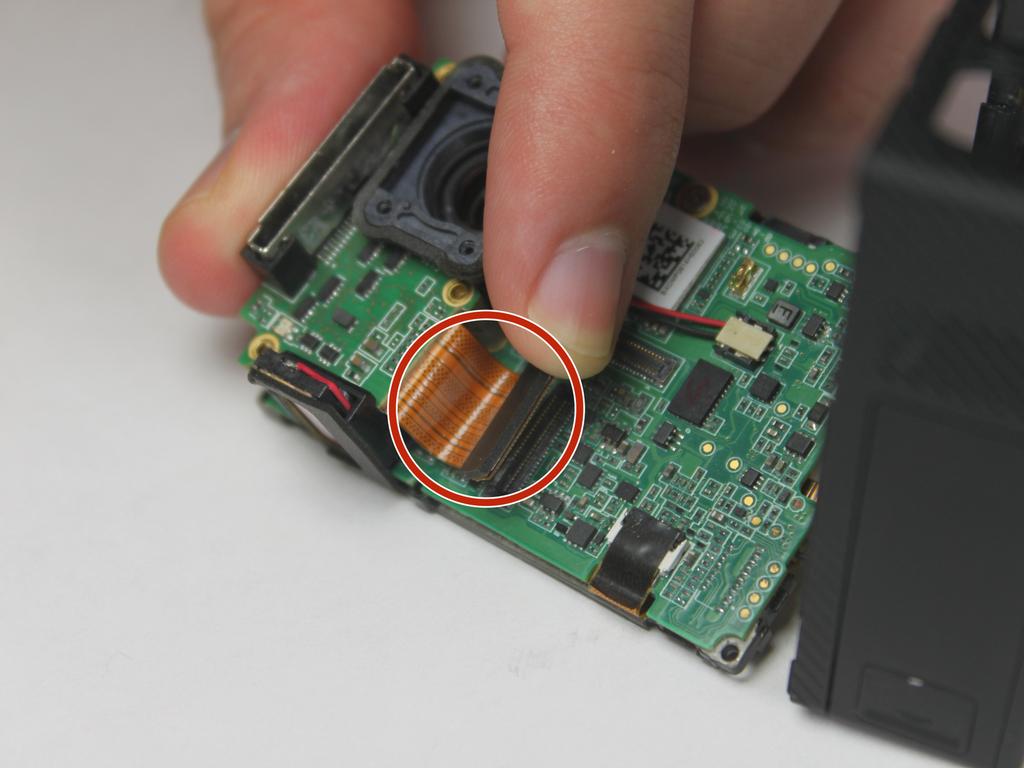 Om de connector, pincet gebruik of een spudger verwijderen, los te wrikken op aan iedere kant van de connector.