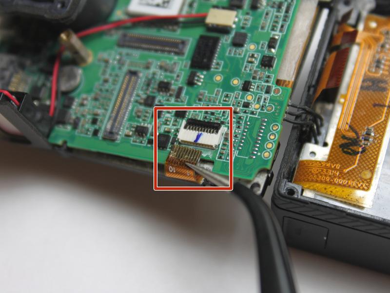 Stap 9 Lens Gebruik een pincet om het lint kabel verwijdert van de ZIF-connector omkeren door de zwarte
