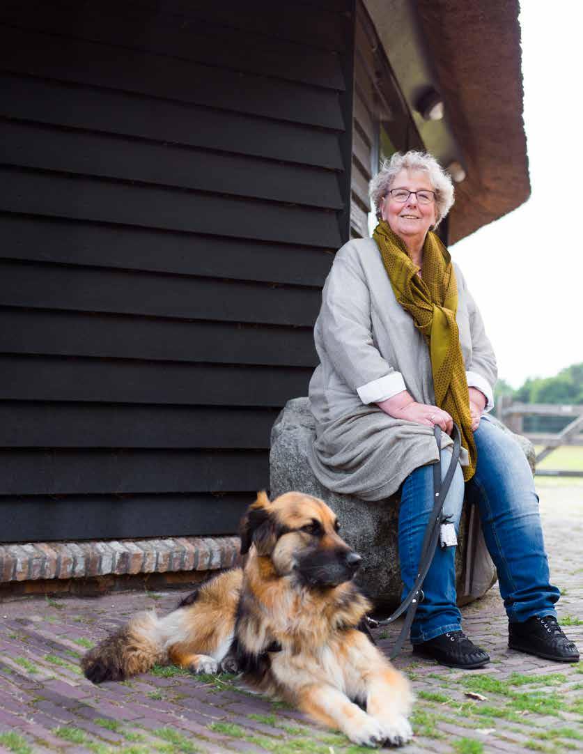 Klazien van Brandwijk (66, getrouwd met Fred) heeft buddyhond Lio omdat ze te maken kreeg met PTSS-klachten na haar werk in een oorlogsgebied.